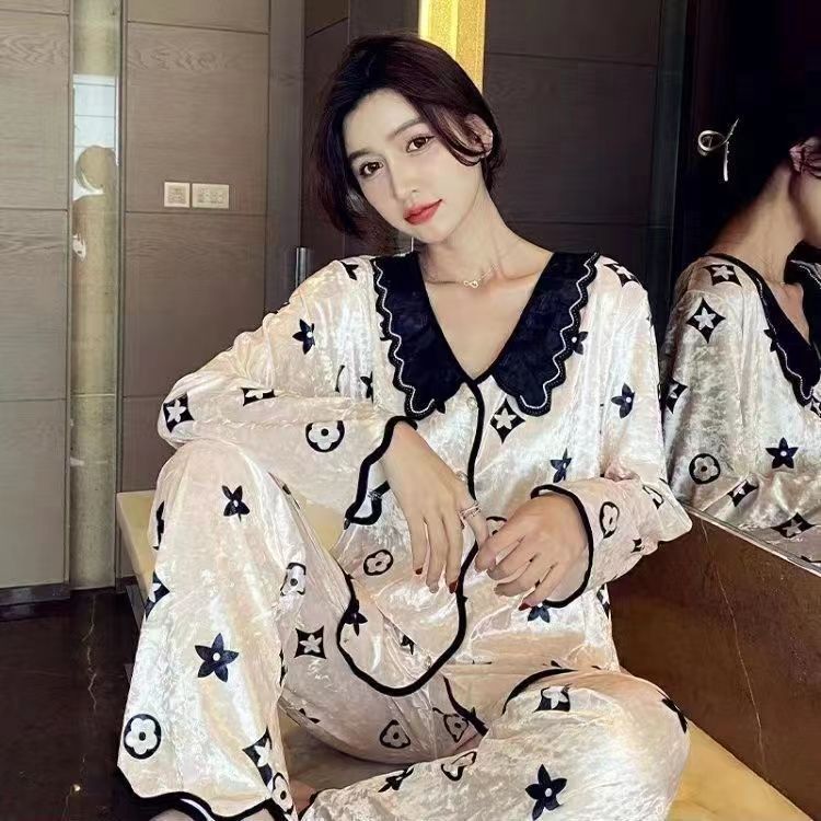 Women's Simple Printed Velvet Long Sleeves Trousers Pajamas Suit